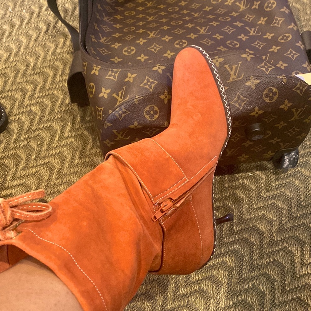 BCBGMAXAZRIA LAMAR Rust/Mahogany Suede Boots.